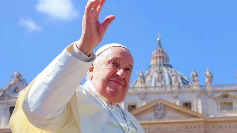 Al momento stai visualizzando Bandiere a mezz’asta nei Comuni per la morte di Papa Francesco